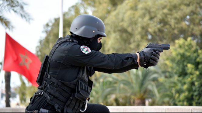 شرطي مغربي يطلق النار شرطي مغربي يطلق النار