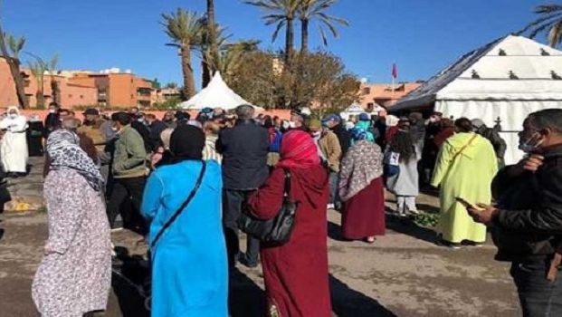 اكتظاظ أمام مركز للتلقيح اكتظاظ أمام مركز للتلقيح