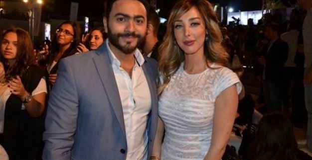 صور تامر حسني يدعم زوجته بسمة في أول عرض أزياء لتصاميمها Www Le360 Ma