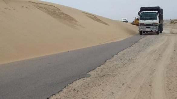 زحف الرمال في الطرق الرابطة بين مدن الصحراء المغربية زحف الرمال في الطرق الرابطة بين مدن الصحراء المغربية