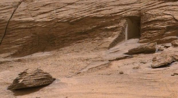 صورة لتجويف صخري يشبه الباب بكوكب المريخ، ملتقطة من روبوت &quot;Curiosity&quot; بتاريخ 7 ماي 2022