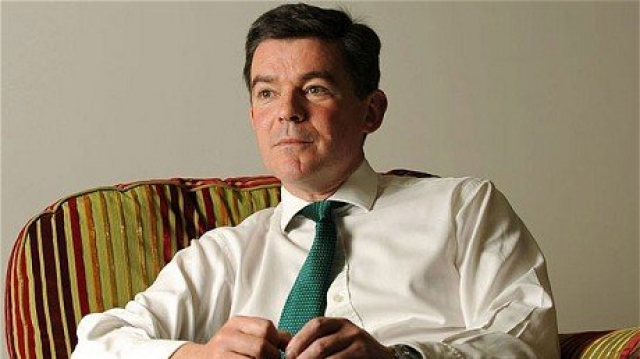 Hugh Robertson, ministre britannique pour le Moyen Orient et l'Afrique du Nord. Hugh Robertson, ministre britannique pour le Moyen Orient et l'Afrique du Nord.