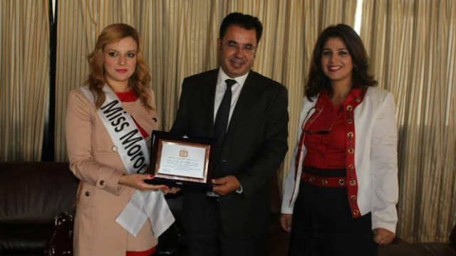 Fouad El Omary, maire de Tanger, entouré par Fatima Faize, Miss Maroc 2013, et Loubna Amghar, secrétaire provinciale de la section du PAM à Tanger.