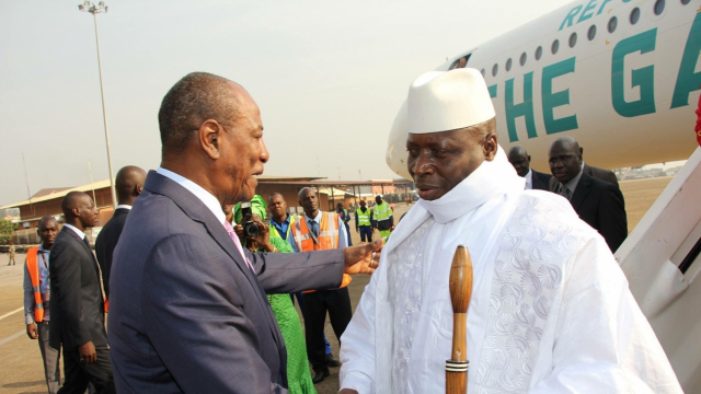 Gambie-Guinée: le "vieux père" Alpha Condé joue la carte de la sagesse africaine Gambie-Guinée: le "vieux père" Alpha Condé joue la carte de la sagesse africaine
