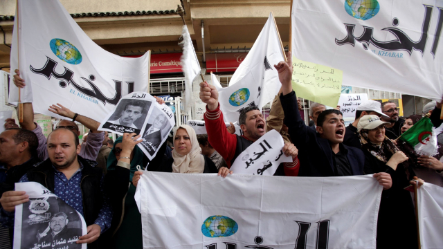 Algérie: &quot;une main invisible&quot; qui tue journalistes et muselle la presse, selon RSF