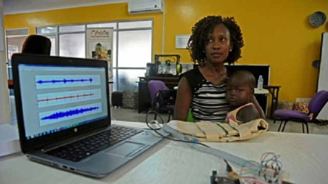 Ouganda: une équipe d&#039;ingénieurs crée la veste qui diagnostique la pneumonie