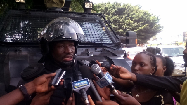 Guinée: le chef de la police aimerait se battre à "armes égales" contre les manifestants Guinée: le chef de la police aimerait se battre à "armes égales" contre les manifestants