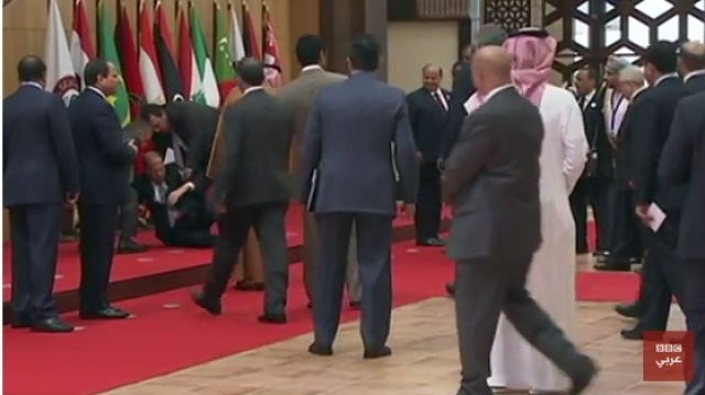 Le président libanais fait une chute spectaculaire au sommet de la Ligue Arabe. Vidéo