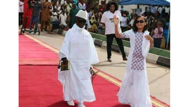 L'image du jour. Mardi gras: deux enfants font sensation en imitant le couple Jammeh L'image du jour. Mardi gras: deux enfants font sensation en imitant le couple Jammeh