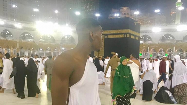 Vidéo. Paul Pogba en oumrah à la Mecque et la Toile s'enflamme Vidéo. Paul Pogba en oumrah à la Mecque et la Toile s'enflamme