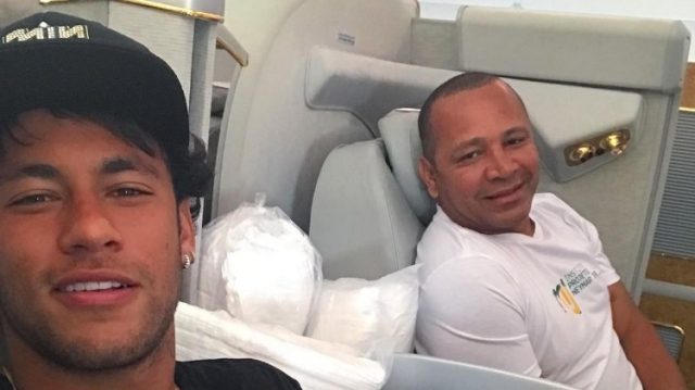 Neymar et son père en jet privé Neymar et son père en jet privé