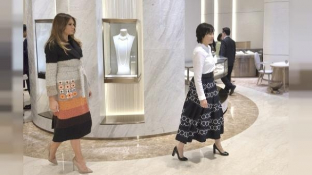 Melania Trump découvre les perles japonaises Melania Trump découvre les perles japonaises