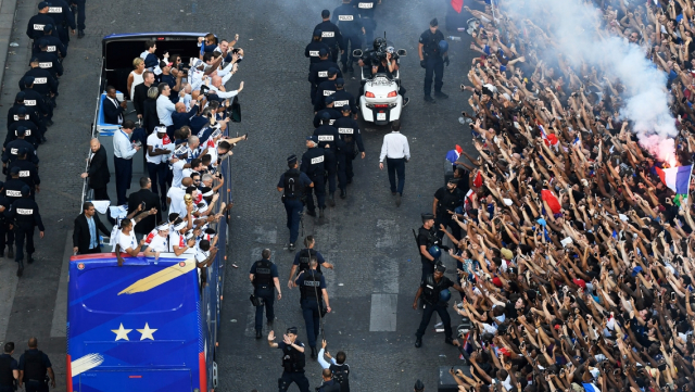 Bleus sur les Champs Elysées Bleus sur les Champs Elysées