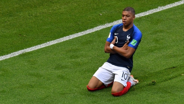 Mbappé bras croisés à genoux Mbappé bras croisés à genoux