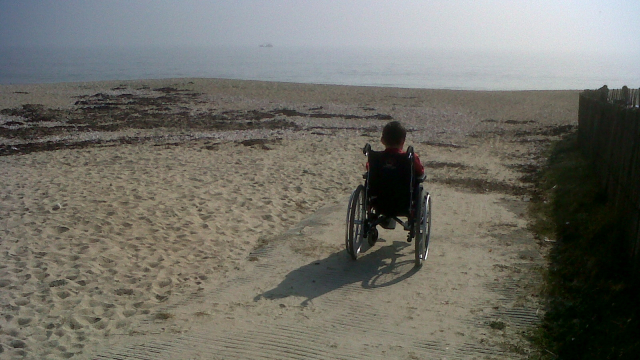 handicapé à la plage handicapé à la plage