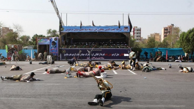 Des soldats à terre suite à l&#039;attaque contre un défilé militaire à Ahvaz, dans le sud-ouest de l&#039;Iran, le 22 septembre