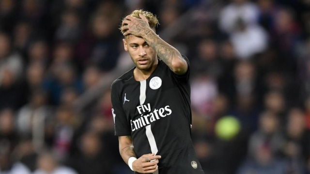 Neymar se tient la tête Neymar se tient la tête