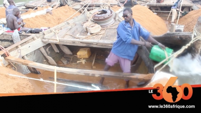 Mali: l'extraction du sable par les forçats du fleuve Djoliba Mali: l'extraction du sable par les forçats du fleuve Djoliba