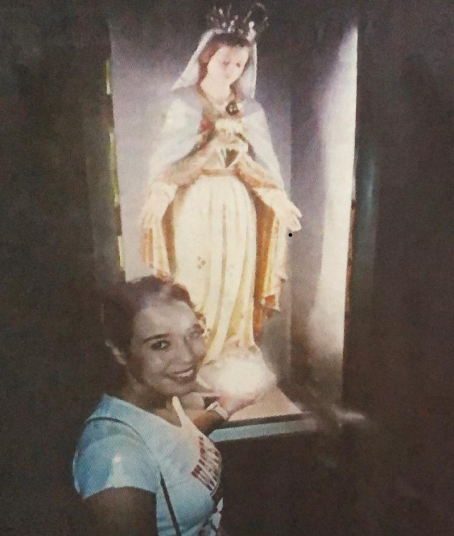 Maielainine devant la Vierge à Paris Maielainine devant la Vierge à Paris