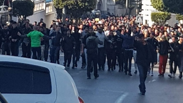 Vidéo. Algérie: les manifestants veulent marcher sur le siège de la présidence