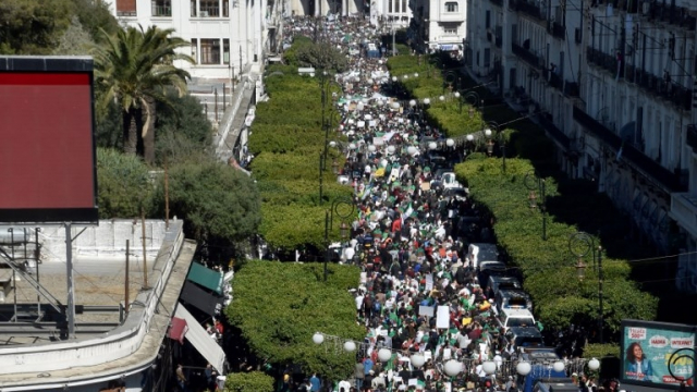  Algérie: une foule immense défile dans le centre d'Alger