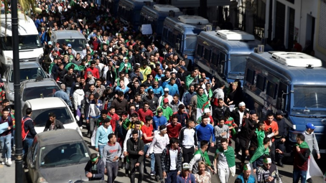  Algérie: une foule immense défile dans le centre d'Alger