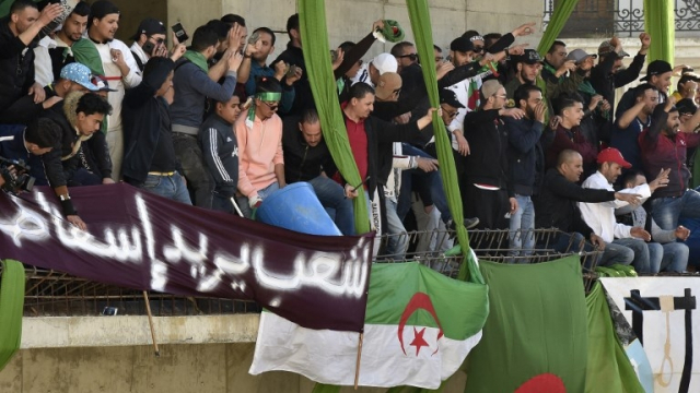 Algérie: une foule immense défile dans le centre d'Alger