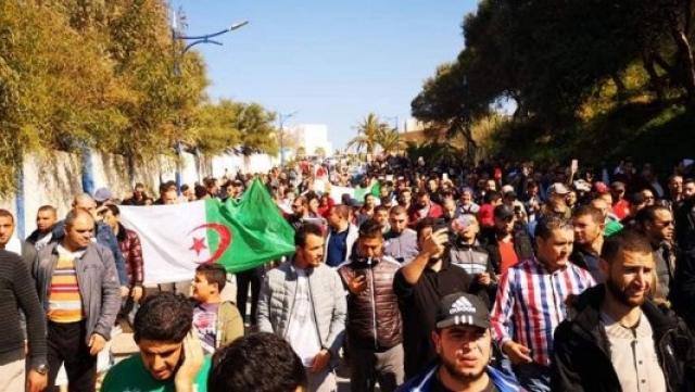 Des milliers d'Algériens manifestent contre un 5e mandat de Bouteflika Des milliers d'Algériens manifestent contre un 5e mandat de Bouteflika