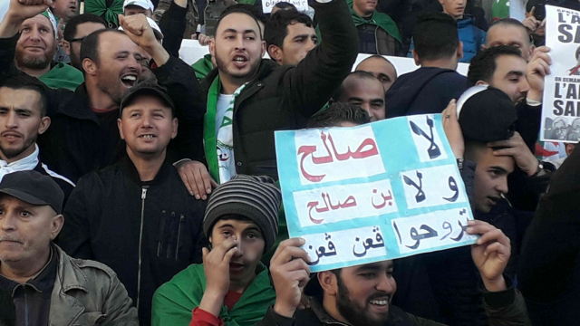 Des Algériens manifestent contre le général Gaïd Salah, le 29 mars à Alger. Des Algériens manifestent contre le général Gaïd Salah, le 29 mars à Alger.