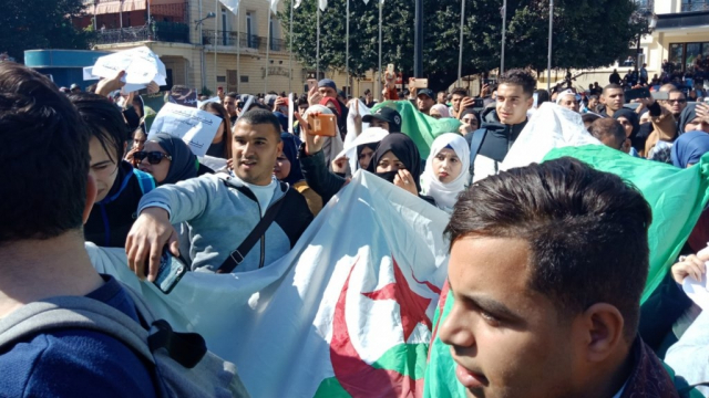 Vidéos. Algérie: des milliers d'étudiants de nouveau dans la rue Vidéos. Algérie: des milliers d'étudiants de nouveau dans la rue