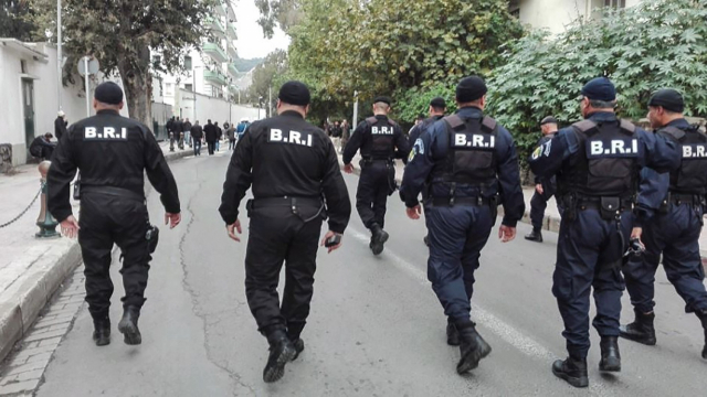 Vidéo. Algérie: les forces antiterroristes violent un campus universitaire à Alger Vidéo. Algérie: les forces antiterroristes violent un campus universitaire à Alger