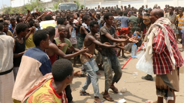 Yémen: des centaines de migrants africains parqués dans un stade Yémen: des centaines de migrants africains parqués dans un stade