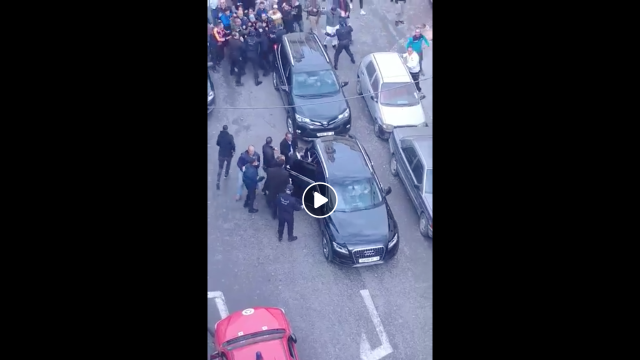Vidéo. Algérie: le wali d'Alger prend la fuite face à une foule en furie Vidéo. Algérie: le wali d'Alger prend la fuite face à une foule en furie