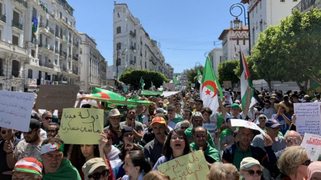 Slogans et pancartes contre Saïd Salah, vendredi 17 mai en Algérie Slogans et pancartes contre Saïd Salah, vendredi 17 mai en Algérie