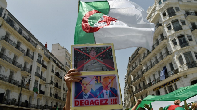 Des pancartes contre Gaïd Salah et les "2B", le vendredi 7 juin à Alger. Des pancartes contre Gaïd Salah et les "2B", le vendredi 7 juin à Alger.