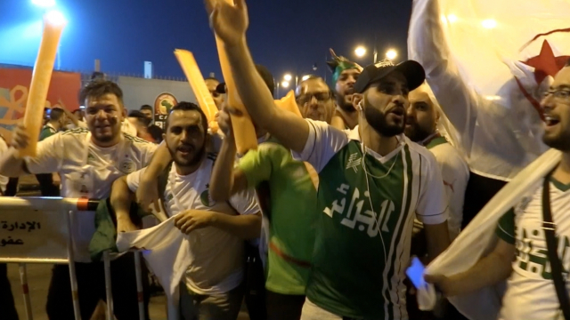 Algériens chantent hymne du Raja Algériens chantent hymne du Raja