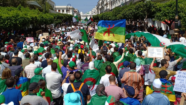 Vidéos. Algérie: un 17e vendredi au cri de "Mazal Bouteflika!" Vidéos. Algérie: un 17e vendredi au cri de "Mazal Bouteflika!"