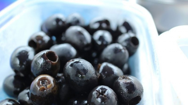 Video Scandale Ces Olives Vertes Immatures Qu On Transforme En Olives Noires Www Le360 Ma