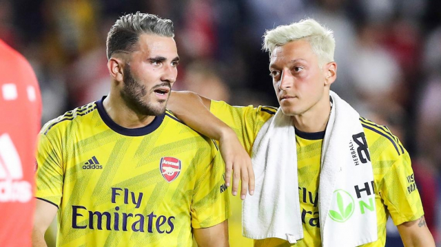 Mesut Özil et Sead Kolasinac Mesut Özil et Sead Kolasinac