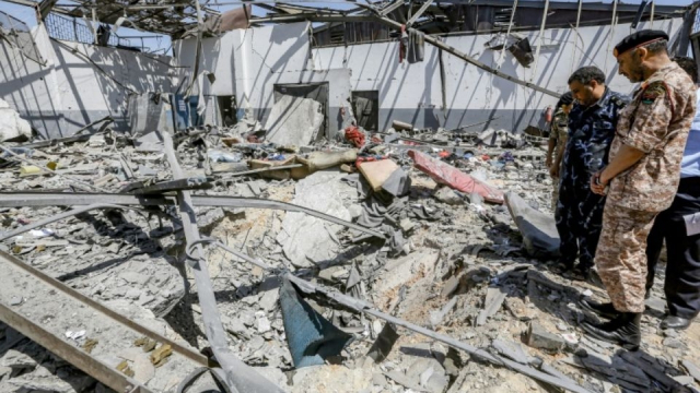 Des responsables militaires inspectent le centre de migrants de Tajoura, près de Tripoli, qui a été bombardé Des responsables militaires inspectent le centre de migrants de Tajoura, près de Tripoli, qui a été bombardé