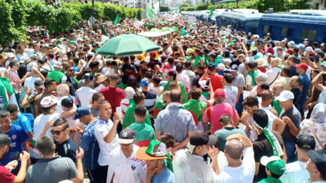 Vidéo. Algérie. 21e vendredi: après l'euphorie du foot, retour aux manifestations Vidéo. Algérie. 21e vendredi: après l'euphorie du foot, retour aux manifestations