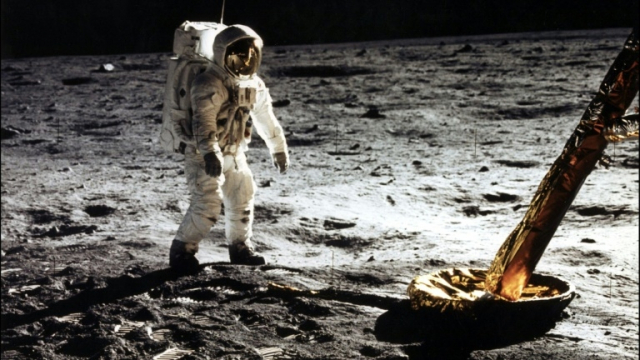 Video Anniversaire Il Y A 50 Ans L Homme Marchait Sur La Lune Www Le360 Ma Video Anniversaire Il Y A 50 Ans L Homme Marchait Sur La Lune Www Le360 Ma