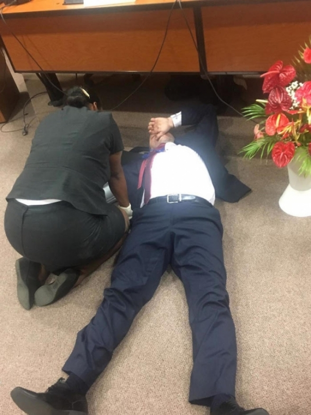 Le diplomate marocain sauvagement agressé par le numéro 3 du MAE algérien. Le diplomate marocain sauvagement agressé par le numéro 3 du MAE algérien.