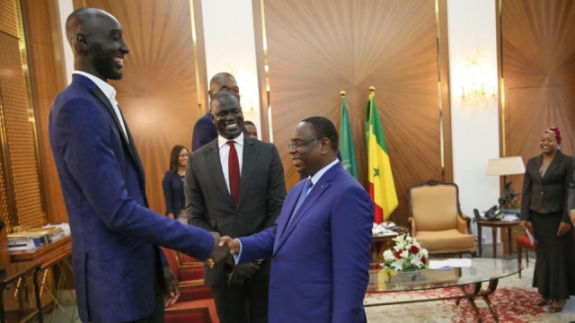 Photo et vidéo. Sénégal: Tacko Fall, le basketteur le plus élancé de la NBA, en visite chez Macky Sall Photo et vidéo. Sénégal: Tacko Fall, le basketteur le plus élancé de la NBA, en visite chez Macky Sall