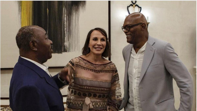 Vidéo. Gabon: Samuel L. Jackson brandit fièrement son passeport gabonais à Libreville Vidéo. Gabon: Samuel L. Jackson brandit fièrement son passeport gabonais à Libreville