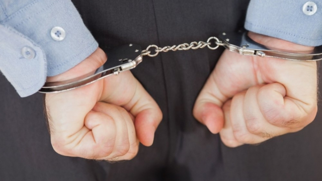 Arrestation homme en costume Arrestation homme en costume