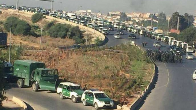 Vidéo. Algérie: voici pourquoi tous les accès à la capitale sont bloqués ce dimanche Vidéo. Algérie: voici pourquoi tous les accès à la capitale sont bloqués ce dimanche