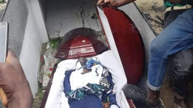 Vidéo. Côte d'Ivoire: à peine inhumé, le corps de DJ Arafat déterré par les "Chinois" Vidéo. Côte d'Ivoire: à peine inhumé, le corps de DJ Arafat déterré par les "Chinois"