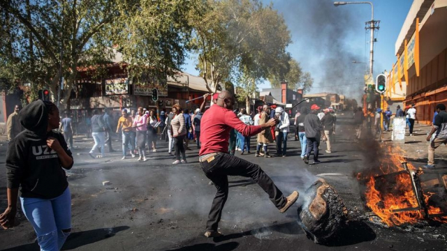 Afrique du Sud: le bilan des violences xénophobes passent à 15 morts, selon la police Afrique du Sud: le bilan des violences xénophobes passent à 15 morts, selon la police