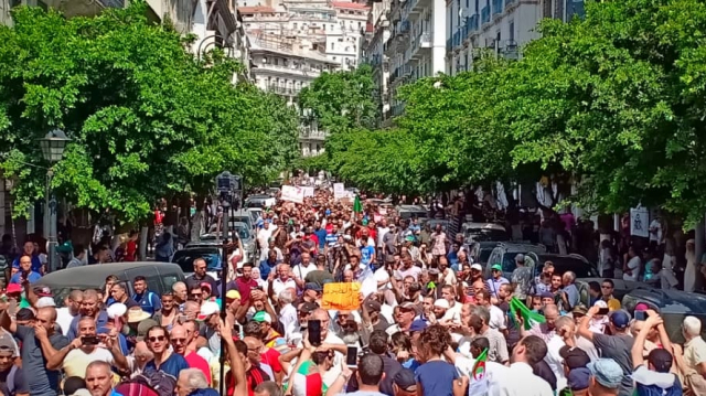 Vidéos. Algérie: les étudiants beaucoup plus nombreux ce 29e mardi Vidéos. Algérie: les étudiants beaucoup plus nombreux ce 29e mardi